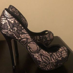 Lace floral pumps